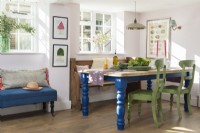 Meubles en bois peints en bleu et vert dans la salle à manger de campagne