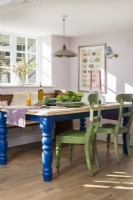Meubles peints en bleu et vert dans la salle à manger de campagne
