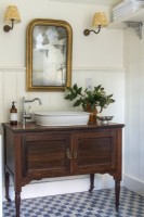 Unité en bois avec lavabo dans une salle de bains de style classique