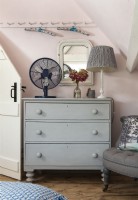 Commode en bois peint en gris dans une chambre rose