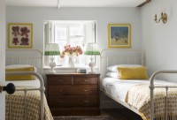 Mobilier vintage dans une chambre de campagne avec lits jumeaux à ossature métallique