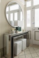 Table console en miroir dans un couloir de style classique moderne