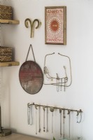 Détail du rangement des œuvres d'art et des bijoux - crochets suspendus au mur