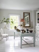 Bureau à domicile de style campagnard avec bureau en bois peint antique et parquet 
