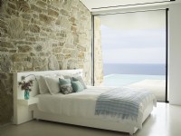 Une chambre d'hôtes avec vue sur l'océan et la piscine dans une maison à flanc de falaise sur l'île grecque de Milos ; 