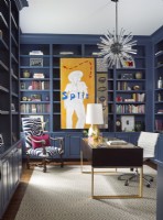 Bureau contemporain avec étagères laquées bleues et luminaire moderne en verre 