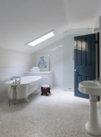 Salle de bain bleue et blanche 