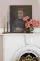 Peinture de portrait classique sur cheminée blanche 