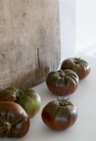 Détail de grosses tomates sur le plan de travail de la cuisine 