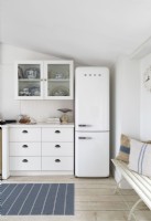 Réfrigérateur-congélateur de style américain dans une cuisine de campagne blanche 