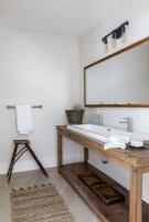 Table en bois réutilisée comme évier dans une salle de bains de campagne 