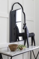 Sculpture de cheval en bois noir sur table de couloir 