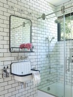 Salle de bain invités carrelée en noir et blanc avec lavabo et douche 