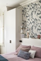 Transformation de la chambre avec armoire intégrée et mur de papier peint. 