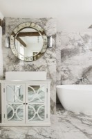 Salle de bain en marbre blanc et gris avec armoire à glace 