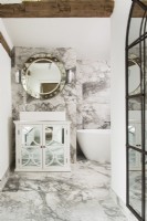 Salle de bains classique en marbre gris et blanc avec armoire à glace 