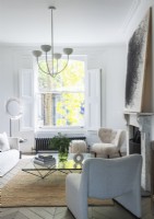 Salon londonien contemporain et blanc avec tapis en jute et mobilier design 
