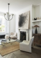 Salon londonien contemporain avec tapis en jute et parquet en bois 
