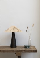Lampe de table sur table en bois récupéré 