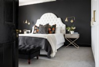 Chambre spectaculaire avec murs noirs et tête de lit blanche à boutons profonds 