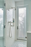 Une douche carrelée avec accès extérieur. 
