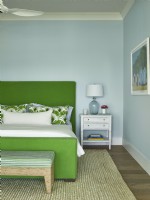 Une chambre d'amis en vert et bleu à Bakers Bay, aux Bahamas. 