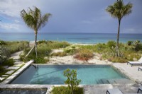Une piscine au bord de l’océan aux Bahamas. 