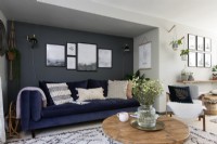 salon contemporain avec canapé alcôve en velours bleu 