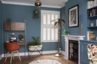 Salon coloré avec murs et volets peints en bleu 