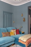 Salon bleu audacieux avec canapé en velours bleu 