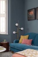 canapé et coussins colorés avec lampadaire rétro 