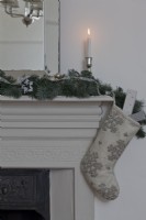 Détail de la cheminée de Noël avec bas et guirlande. 