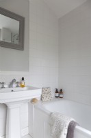 Salle de bain blanche classique avec miroir peint en gris 