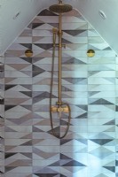 Salle de bain Loft avec douche en laiton et carreaux géométriques 