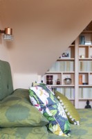 Chambre colorée avec coussins à motifs mixtes 