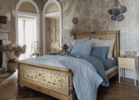 Linge de lit en lin bleu sur lit double antique français 