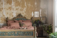 Linge de lit français marron/rouille sur un lit double français antique et orné 