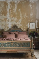 Linge de lit français marron/rouille sur un lit double français antique et orné 