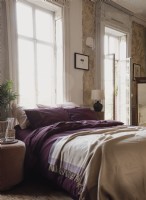 Linge de lit français violet/prune sur lit double 