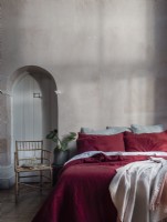Détail de lit double avec linge de lit français en vichy bordeaux et bleu 