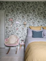 Chambre avec papier peint d'oiseaux tropicaux et chaise à bascule 