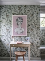 Bureau de chambre avec papier peint botanique et photo encadrée 