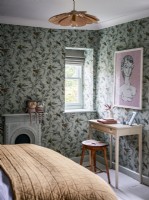 Chambre avec papier peint d'oiseaux tropicaux et bureau 
