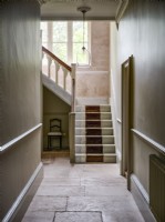 Escalier et couloir avec murs en plâtre nu 