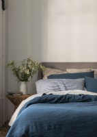 Linge de lit bleu avec oreiller à rayures bleues 