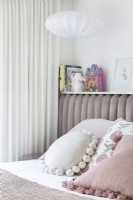 Chambre d'enfant avec tête de lit rembourrée et palette pastel 