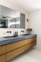 Salle de bain contemporaine avec grand meuble double vasque suspendu. 