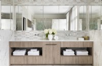 Grand meuble double vasque contemporain et classique avec carrelage en marbre et miroir encastré. 