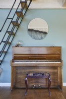 Salons vintage scandinaves avec piano 