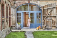 Maison de style champêtre avec de grandes portes bleues 